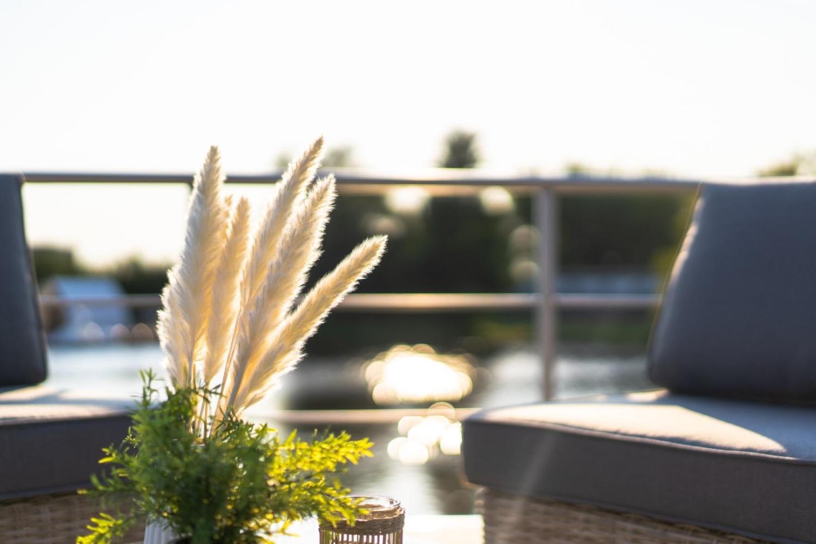 Lieblingsplatz Parey - Schwimmendes Living Luxboot Hotel Exterior photo